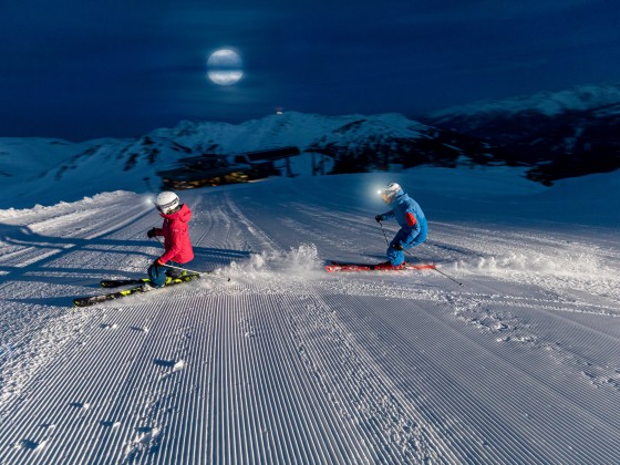 moonlight skiing 02 1759229878